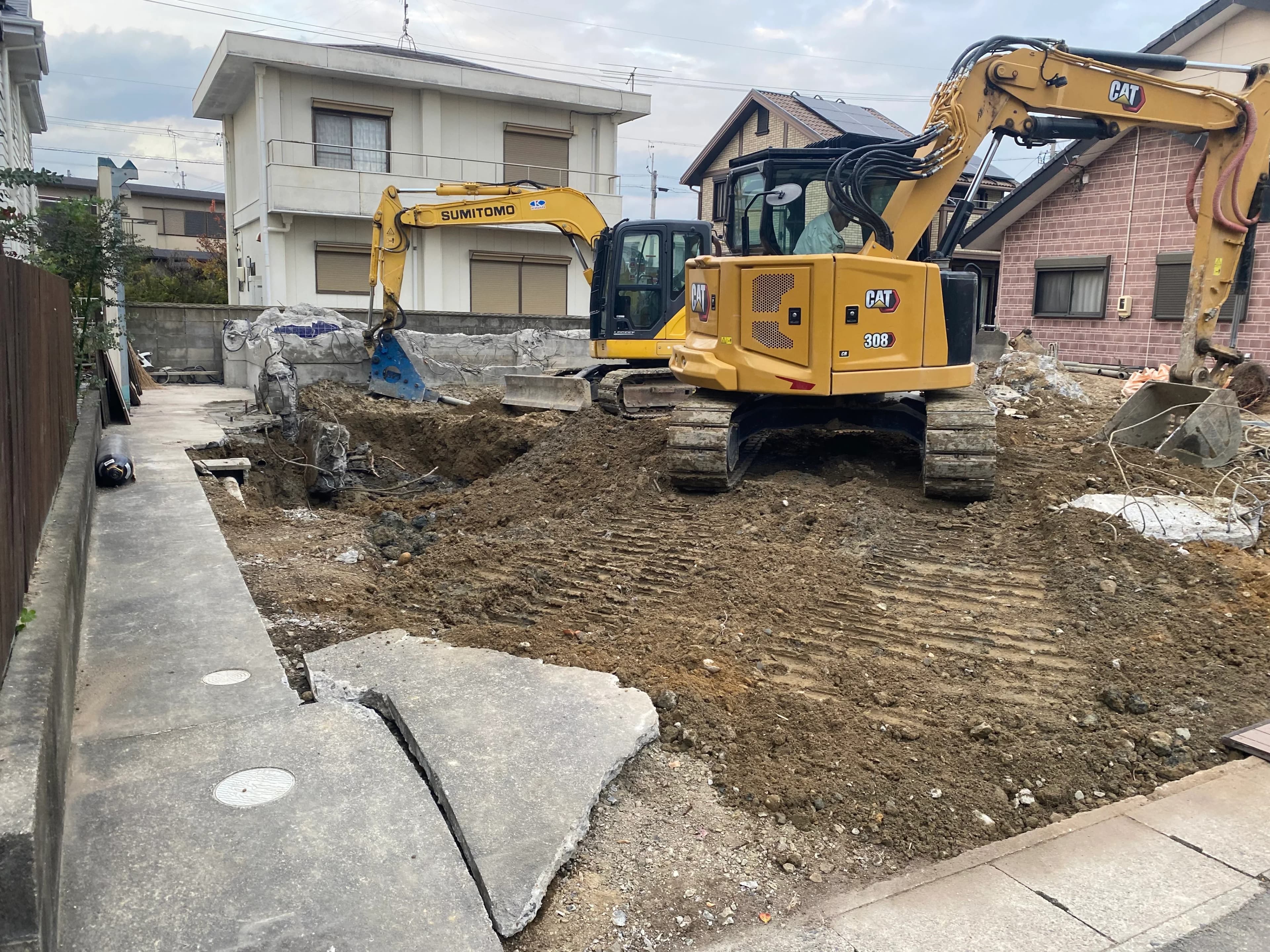 重機による解体作業